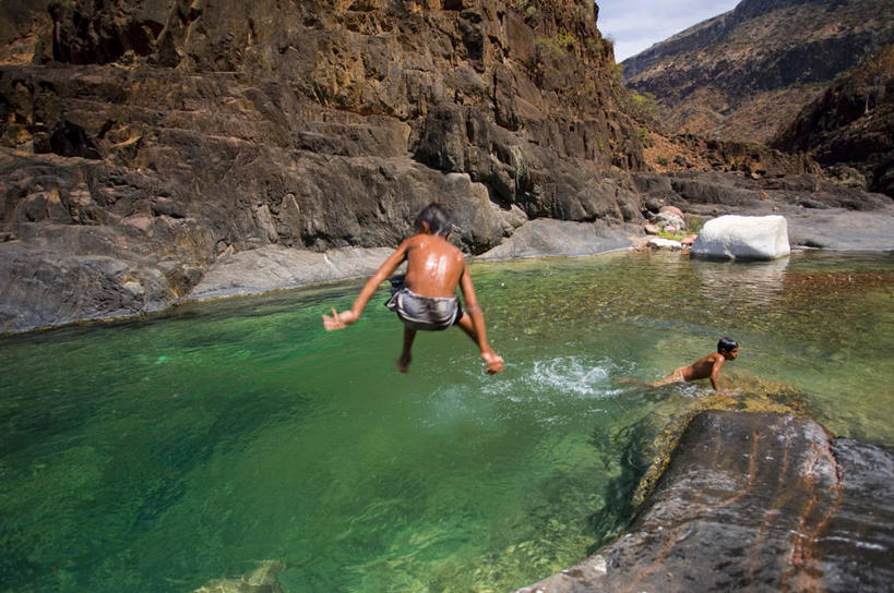 游泳,儿童,一个人,横图,室外,纯洁,也门,球袋,河床,可爱,童年,童趣,摄影,绿洲,中东,童真,烂漫,无邪,天真,彩图,阿拉伯半岛,亚丁湾,阿拉伯海