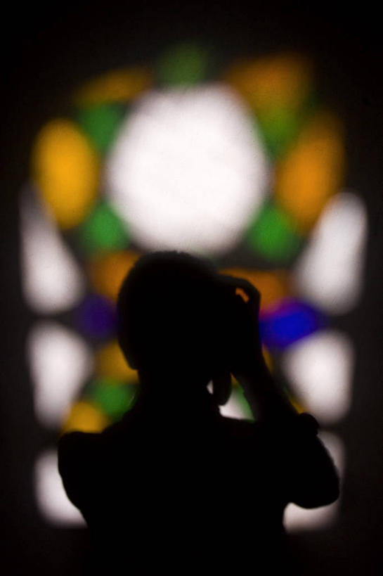 一个人,竖图,室内,也门,摄影,中东,彩色玻璃,彩图,阿拉伯半岛