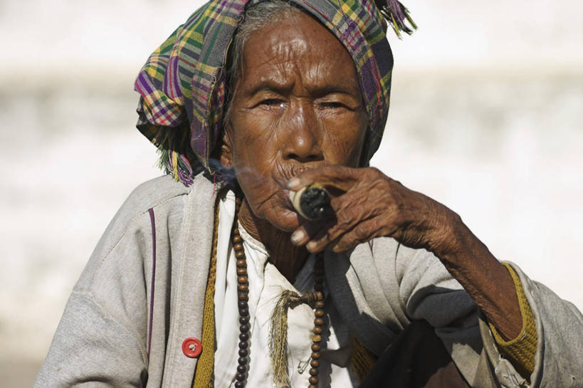 成年人,老年人,一个人,横图,缅甸,亚洲,仅一个女性,仅一个人,地标建筑,摄影,东南亚,仅一个老年女性,肖像,蒲甘,瑞喜宫塔,老年女性,女人,女性,彩图