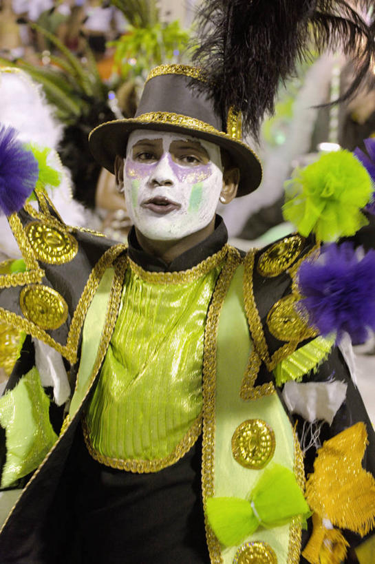 西方人,一个人,竖图,城市,道路,街道,路,公路,巴西,欧洲,狂欢节,欧洲人,表演,交通,南美,摄影,拉丁美洲,里约热内卢,游行,巴西文化,白种人,马路,彩图,传统服装,里约狂欢节,白色人种,高加索人种,欧罗巴人种