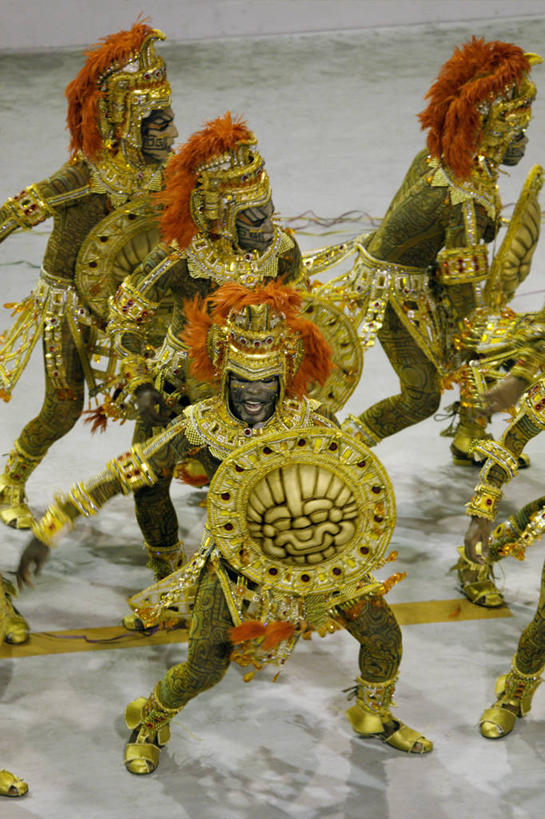 西方人,竖图,城市,道路,街道,路,公路,巴西,欧洲,狂欢节,欧洲人,表演,交通,南美,摄影,拉丁美洲,里约热内卢,游行,巴西文化,白种人,马路,舞者,彩图,传统服装,里约狂欢节,白色人种,高加索人种,欧罗巴人种