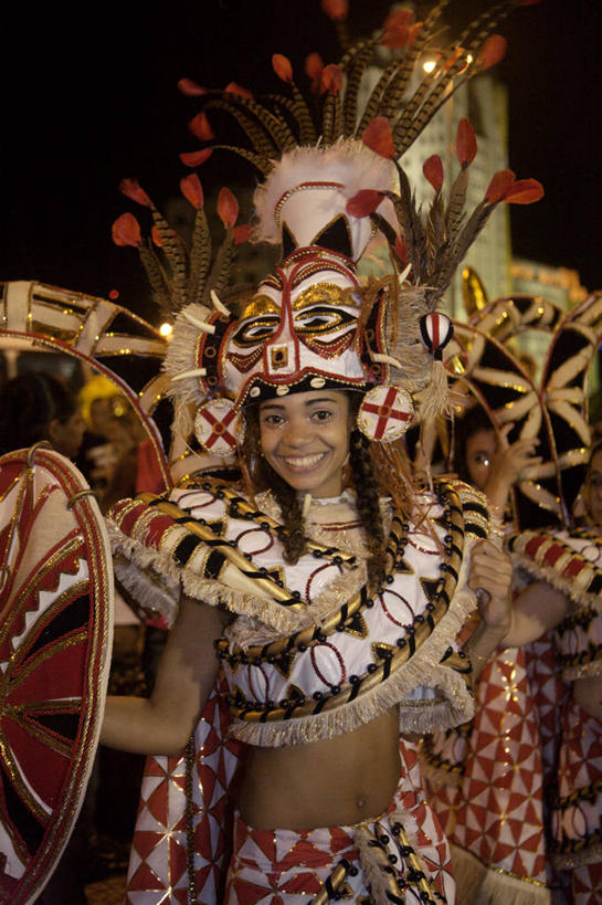 西方人,成年人,一个人,竖图,城市,道路,街道,路,公路,巴西,欧洲,狂欢节,欧洲人,仅一个女性,表演,交通,南美,摄影,拉丁美洲,里约热内卢,游行,巴西文化,女人,白种人,马路,舞者,彩图,传统服装,里约狂欢节,白色人种,高加索人种,欧罗巴人种