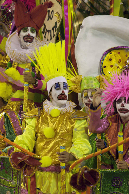 西方人,竖图,城市,道路,街道,路,公路,巴西,欧洲,狂欢节,欧洲人,表演,交通,南美,摄影,拉丁美洲,里约热内卢,游行,巴西文化,白种人,马路,彩图,传统服装,里约狂欢节,白色人种,高加索人种,欧罗巴人种