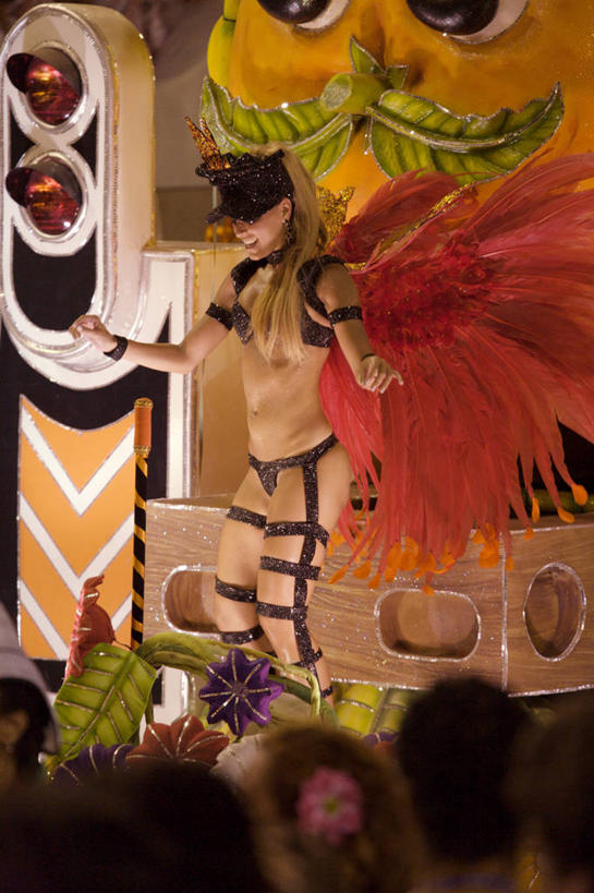 西方人,成年人,竖图,城市,道路,街道,路,公路,巴西,欧洲,狂欢节,欧洲人,表演,交通,南美,摄影,拉丁美洲,里约热内卢,游行,巴西文化,女人,白种人,马路,舞者,彩图,传统服装,里约狂欢节,白色人种,高加索人种,欧罗巴人种