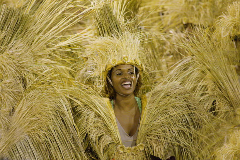 西方人,成年人,一个人,横图,城市,道路,街道,路,公路,巴西,欧洲,狂欢节,欧洲人,仅一个女性,表演,交通,南美,摄影,拉丁美洲,里约热内卢,游行,巴西文化,女人,白种人,马路,舞者,彩图,传统服装,里约狂欢节,白色人种,高加索人种,欧罗巴人种