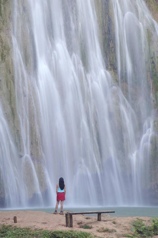 成年人,一个人,竖图,室外,瀑布,仅一个女性,岛,摄影,拉丁美洲,多米尼加共和国,女人,彩图