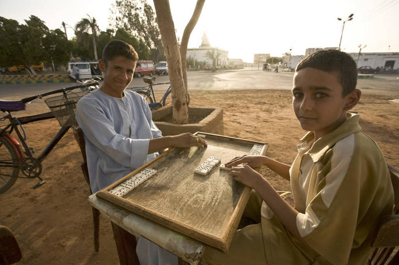 儿童,两个人,横图,纯洁,非洲,埃及,骨牌,古城,可爱,童年,童趣,摄影,绿洲,中东,肖像,童真,北非,烂漫,无邪,埃及文化,天真,男孩,彩图