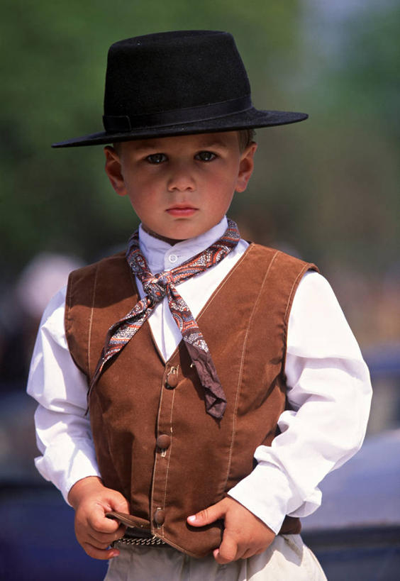 儿童,一个人,竖图,纯洁,马,阿根廷,仅一个男性,仅一个人,小孩,仅一个小孩,南美,可爱,童年,童趣,摄影,拉丁美洲,肖像,童真,烂漫,无邪,天真,男孩,男人,男性,孩子,彩图,男生,牧人节