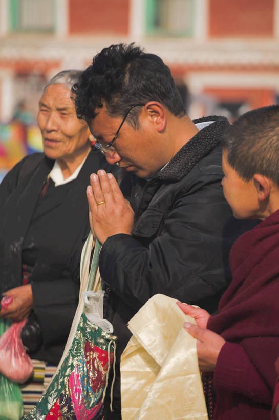 成年人,三个人,寺庙,竖图,尼泊尔,亚洲,首都,佛塔,地标建筑,摄影,宗教,佛教,肖像,加德满都,博达塔,巴格马提河,喜马拉雅山脉,男人,彩图