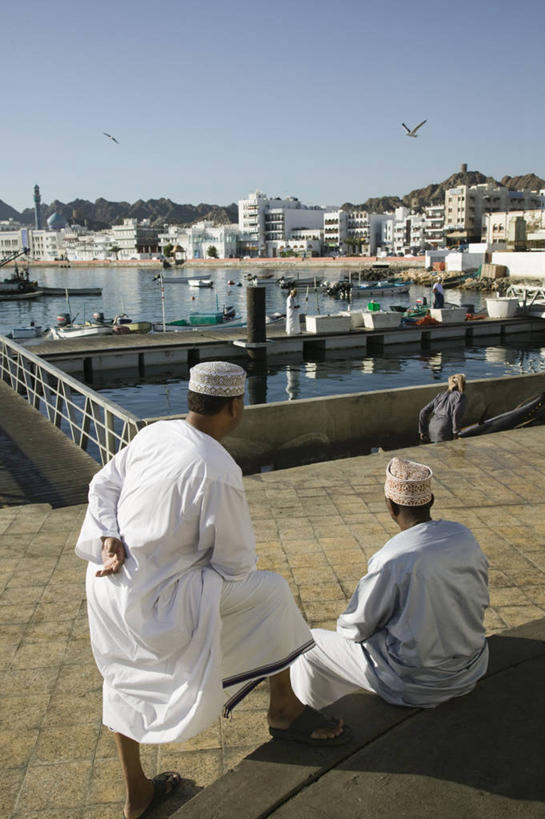 成年人,两个人,竖图,城市,阿曼,首都,摄影,中东,波斯湾,大马斯喀特,阿拉伯,男人,彩图,阿拉伯半岛
