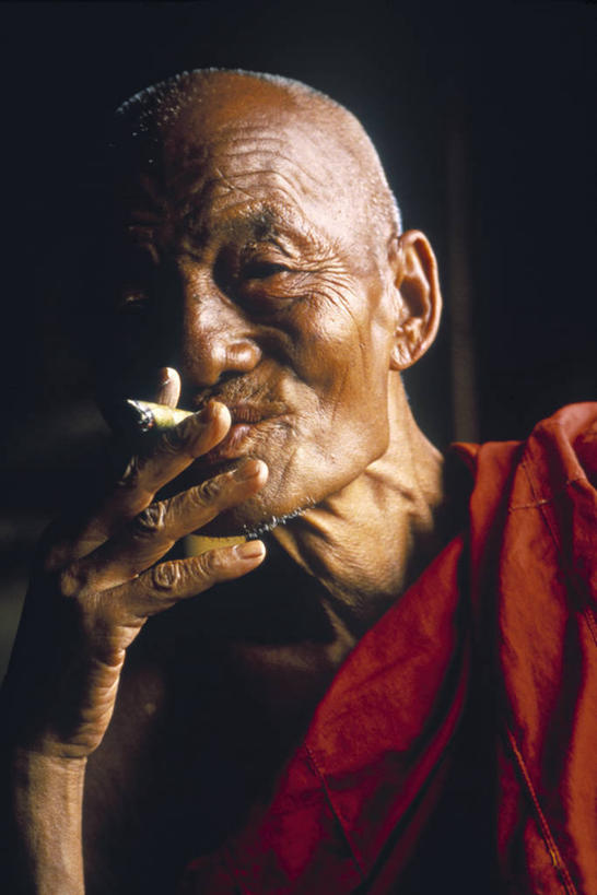 成年人,一个人,吸烟,竖图,缅甸,亚洲,仅一个男性,摄影,宗教,东南亚,佛教,肖像,男人,僧侣,彩图