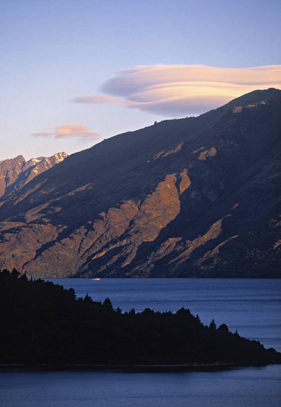 无人,竖图,室外,新西兰,地形,摄影,大洋洲,澳大拉西亚,纽西兰,长白云之乡,南太平洋,新西兰南岛,奥塔哥大区,皇后镇,昆士敦,昆斯敦,瓦卡蒂普湖,彩图,南岛