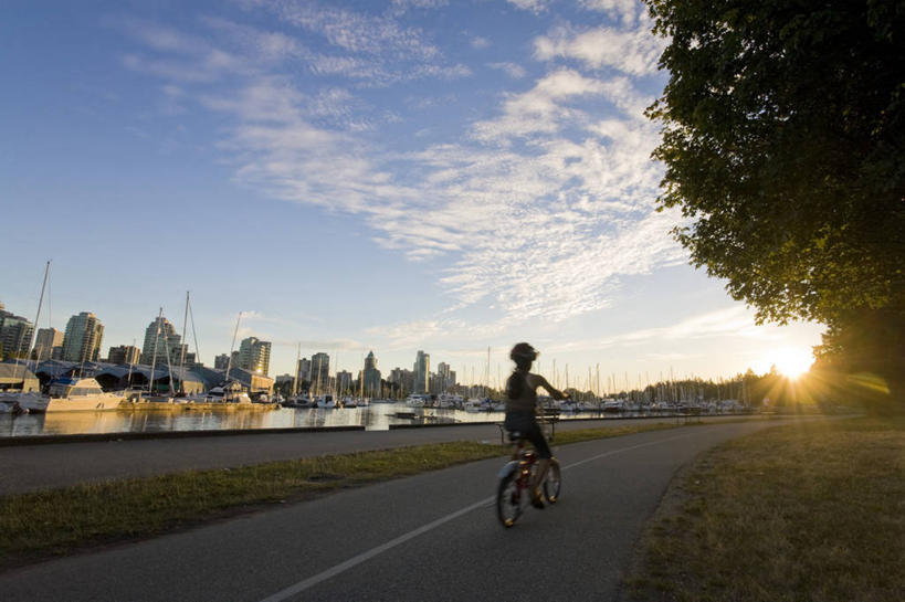 一个人,横图,室外,日落,天际线,城市,摩天大楼,自行车,加拿大,车,脚踏车,骑,交通工具,骑车,摄影,北美,载具,温哥华,大不列颠哥伦比亚,彩图
