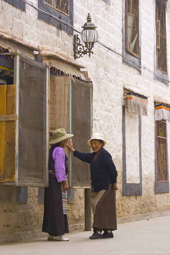 成年人,两个人,竖图,室外,街道,亚洲,首都,拉萨,摄影,西藏自治区,喜马拉雅山脉,女人,彩图