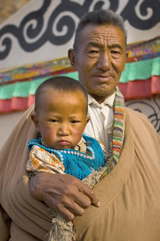 婴儿,成年人,两个人,家庭,父亲,竖图,室外,亚洲,温暖,温馨,一家人,摄影,和睦,肖像,西藏自治区,喜马拉雅山脉,男人,彩图,融洽