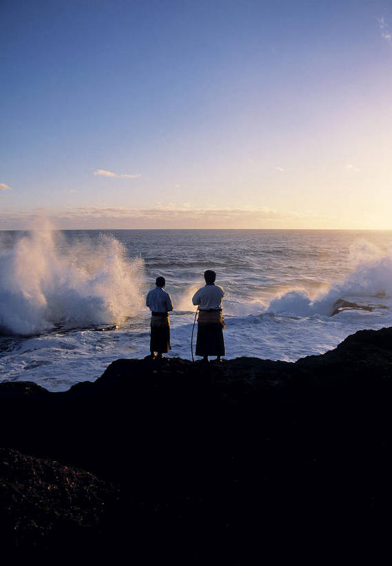 两个人,竖图,室外,海洋,日落,汤加,岛,地标建筑,波浪,摄影,热带气候,南太平洋,海滩,彩图