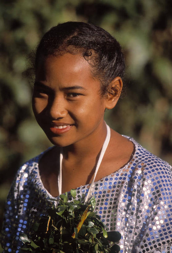 儿童,一个人,微笑,竖图,室外,纯洁,汤加,仅一个女性,仅一个人,岛,小孩,仅一个小孩,可爱,童年,童趣,摄影,热带气候,肖像,童真,烂漫,无邪,南太平洋,天真,女孩,女人,女性,孩子,彩图,女生