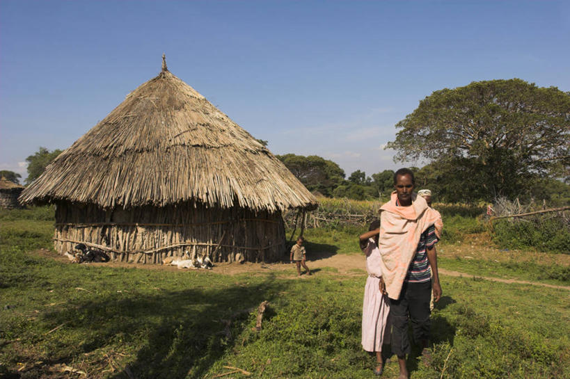 成年人,一个人,家,横图,非洲,埃塞俄比亚,仅一个男性,房屋,屋顶,屋子,草屋,顶棚,住宅,茅草屋,摄影,住房,肖像,男人,彩图,房子,茅舍,茅屋,小屋,传统文化