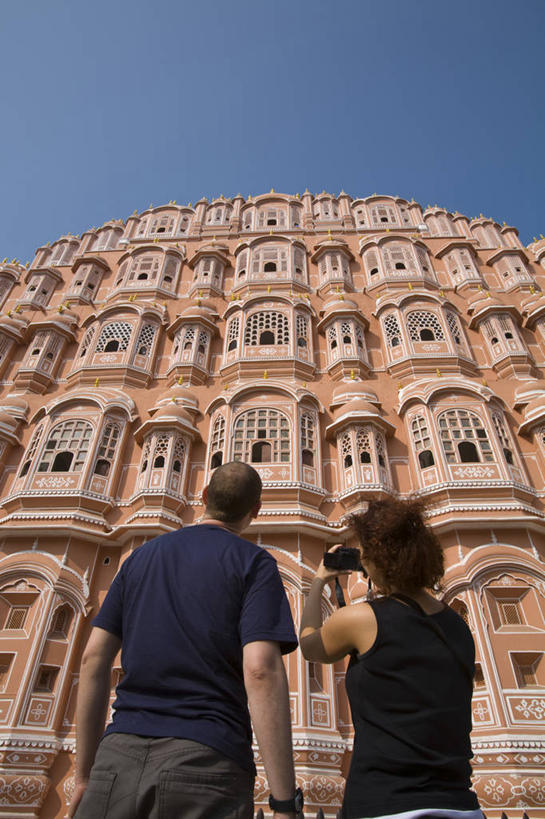 两个人,竖图,城市,印度,亚洲,行人,游客,游人,路人,旅客,拍照,摄影,建造,拉贾斯坦邦,风宫,斋普尔,过客,彩图