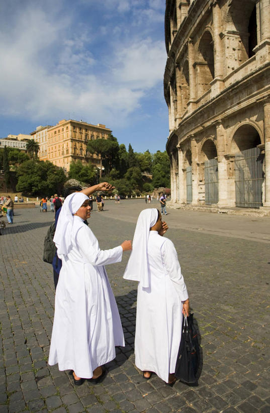两个人,姐妹,竖图,城市,意大利,欧洲,首都,历史,废墟,地标建筑,摄影,宗教,西欧,地中海文化,南欧,意大利文化,拉奇奥,罗马斗兽场,女性,修女,彩图