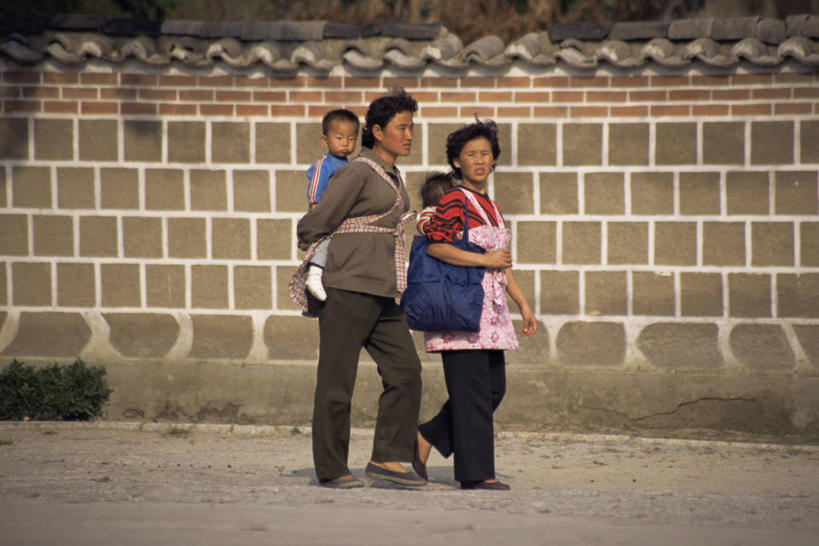 儿童,三个人,家庭,母亲,父亲,横图,纯洁,朝鲜,亚洲,温暖,温馨,一家人,可爱,童年,童趣,摄影,和睦,运送,童真,烂漫,无邪,天真,步行,彩图,融洽