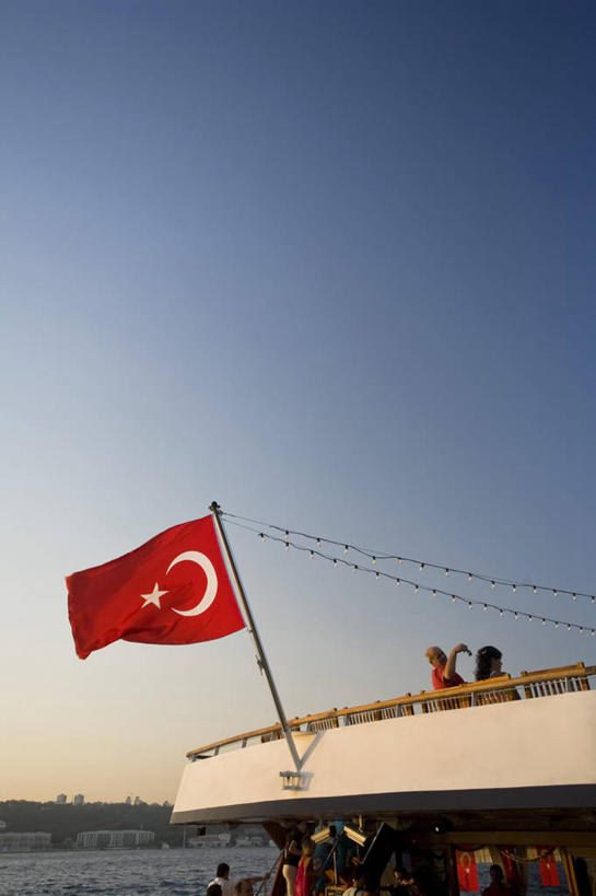 竖图,旅游,城市,船,欧洲,亚洲,行人,游客,游人,路人,旅客,摄影,渡轮,伊斯坦布尔,土耳其国旗,博斯普鲁斯海峡,过客,彩图