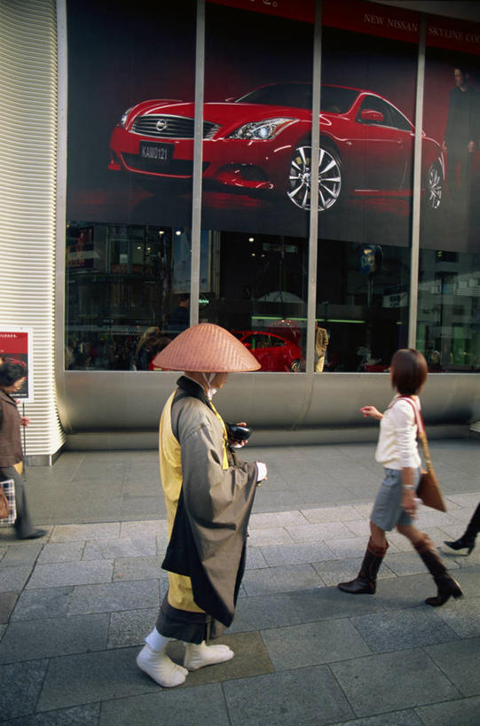两个人,商店,竖图,白天,购物,消费,城市,道路,街道,路,公路,东京,日本,亚洲,日本文化,交通,首都,顾客,银座,摄影,宗教,佛教,本州,马路,僧侣,彩图