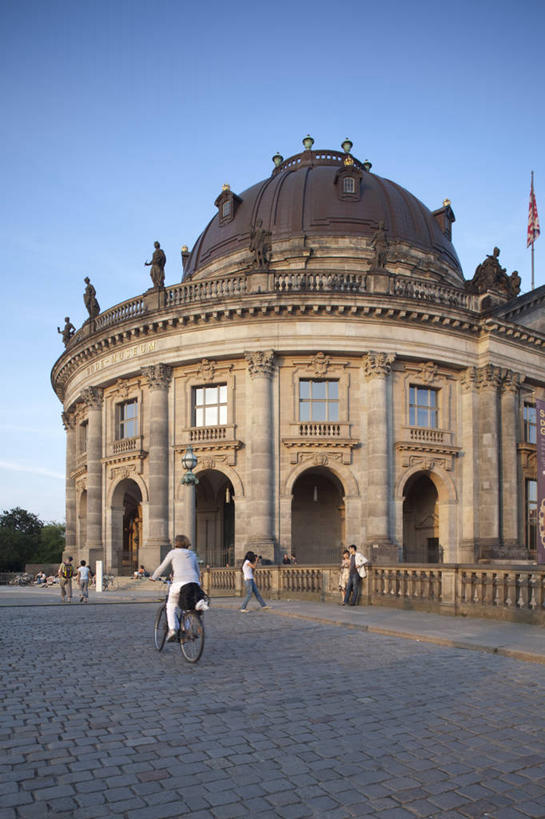 博物馆,竖图,室外,白天,旅游,城市,自行车,德国,欧洲,首都,柏林,车,脚踏车,骑,交通工具,骑车,摄影,西欧,载具,德意志联邦共和国,柏林州,柏林博物馆岛,博物馆岛,菩提树大街,彩图,博德博物馆,柏林旧博物馆