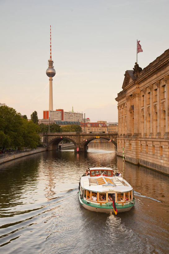 博物馆,竖图,室外,白天,旅游,城市,船,德国,欧洲,首都,柏林,摄影,西欧,德意志联邦共和国,无线电通信塔,柏林州,柏林电视塔,柏林博物馆岛,博物馆岛,菩提树大街,彩图,柏林旧博物馆