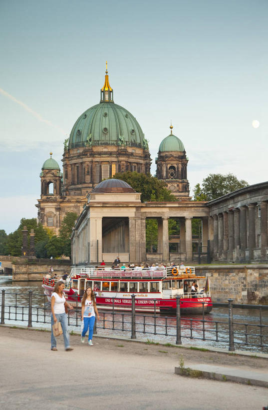 儿童,成年人,两个人,竖图,室外,白天,旅游,城市,船,德国,欧洲,首都,柏林,柏林大教堂,摄影,西欧,德国文化,女孩,女人,彩图