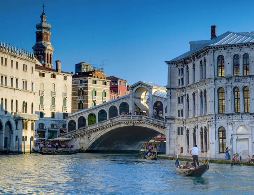 横图,室外,白天,旅游,城市,船,意大利,欧洲,威尼斯,船夫,桥,交通工具,摄影,运河,舟,西欧,地中海文化,南欧,载具,意大利文化,威尼托大区,雷雅托桥,彩图