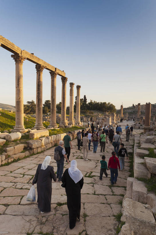 竖图,室外,白天,旅游,路,约旦,柱子,地形,许多人,历史,废墟,地标建筑,一群人,摄影,考古学,中东,阿拉伯风格,中东文化,皇室,杰拉什,彩图