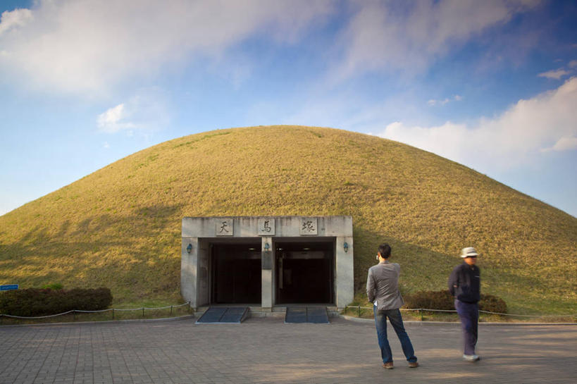 两个人,横图,室外,白天,旅游,城市,韩国,亚洲,历史,地标建筑,摄影,坟墓,东亚,朝鲜半岛,彩图