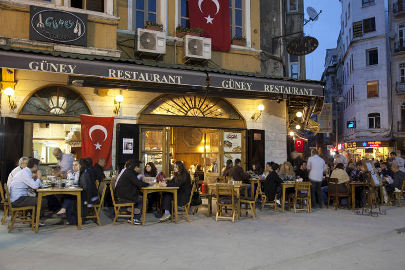 横图,室外,夜晚,旅游,城市,欧洲,亚洲,许多人,黄昏,一群人,摄影,土耳其文化,伊斯坦布尔,彩图,餐馆,咖啡馆