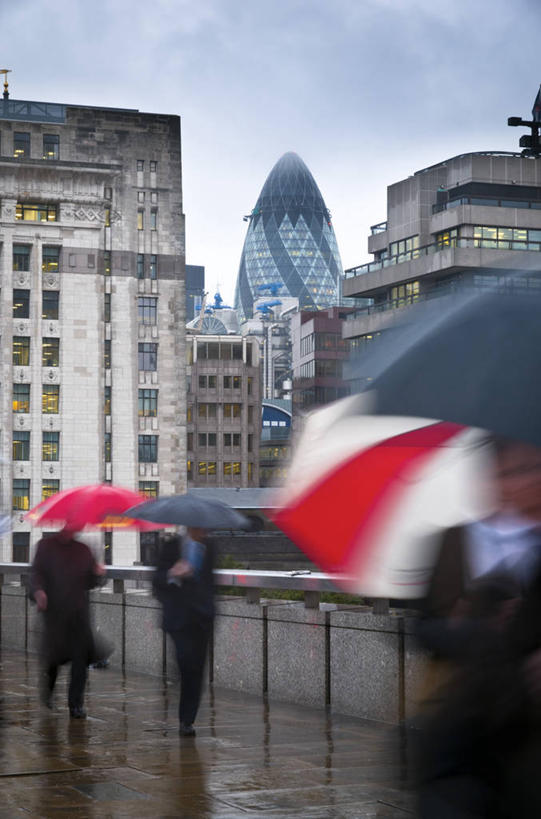 三个人,竖图,室外,白天,运动模糊,旅游,城市,英国,欧洲,伞,桥,首都,英格兰,摄影,迅速,北欧,英国文化,彩图,伦敦桥