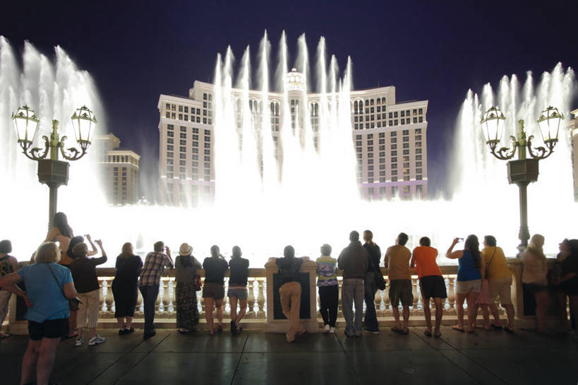 横图,室外,夜晚,旅游,城市,喷泉,美国,许多人,一群人,赌场,摄影,北美,内华达州,拉斯维加斯,美国人,彩图