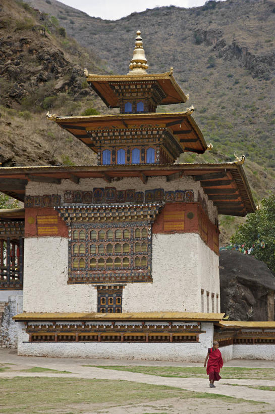 一个人,竖图,室外,白天,建筑,不丹,装饰,摄影,宗教,佛教,修道院,转经筒,僧侣,沙弥,彩图