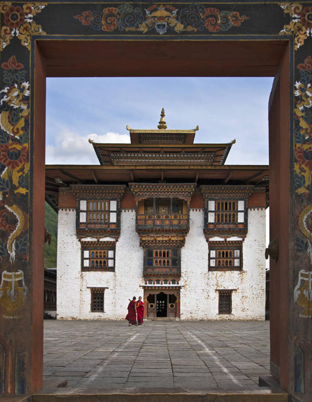 两个人,竖图,室外,白天,建筑,不丹,装饰,摄影,宗教,佛教,要塞,修道院,僧侣,彩图
