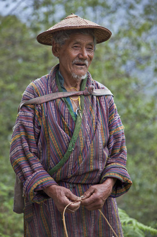 成年人,老年人,一个人,农民,微笑,竖图,室外,白天,不丹,仅一个男性,仅一个人,仅一个老年男性,摄影,老年男性,男人,男性,彩图,传统服装,镜像文件