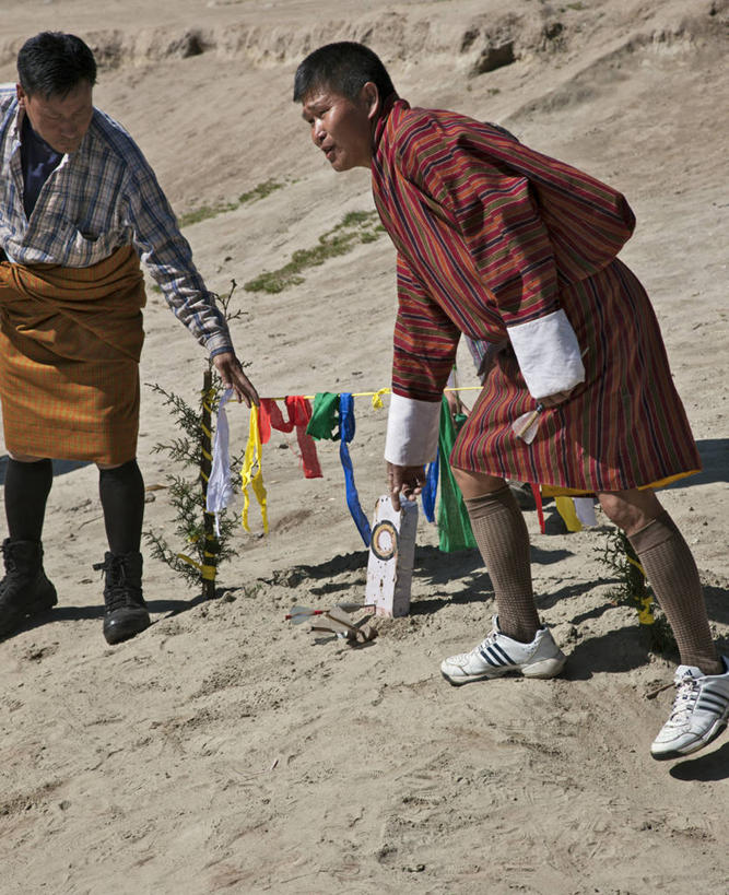 成年人,中年人,两个人,竖图,室外,白天,运动,竞争,不丹,飞镖,靶子,摄影,男人,中年男性,彩图,传统服装,镜像文件