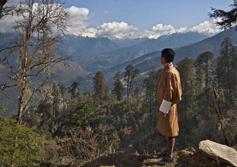 成年人,一个人,横图,室外,白天,旅游,度假,美景,森林,山脉,不丹,仅一个男性,仅一个人,景观,山谷,娱乐,树,仅一个年轻男性,背面,自然,享受,休闲,景色,放松,摄影,自然风光,男人,男性,年轻男性,年轻人,针叶树,彩图,传统服装,镜像文件