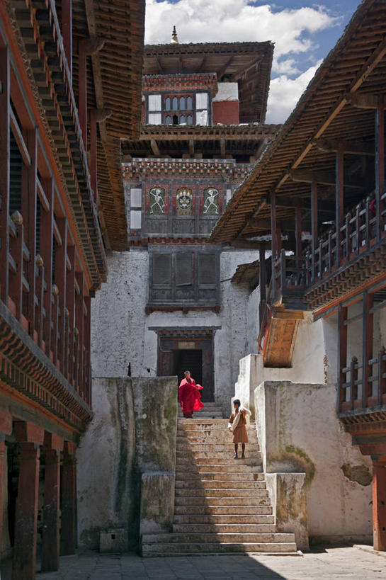 两个人,竖图,室外,白天,建筑,不丹,摄影,佛教,宗教建筑,要塞,修道院,旺杜波德朗,僧侣,彩图,传统服装,镜像文件