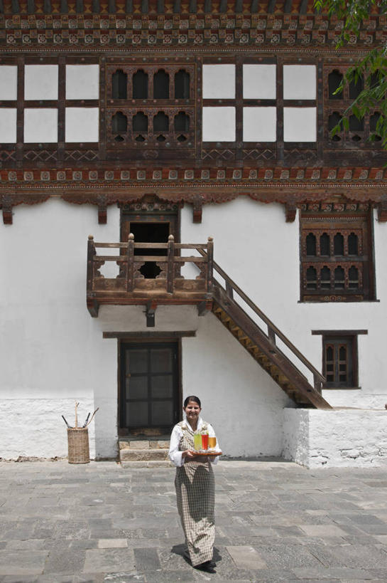 成年人,一个人,服务员,微笑,竖图,室外,白天,酒店,不丹,仅一个女性,饮食,服务,摄影,问候,女人,服务生,侍者,彩图,传统服装