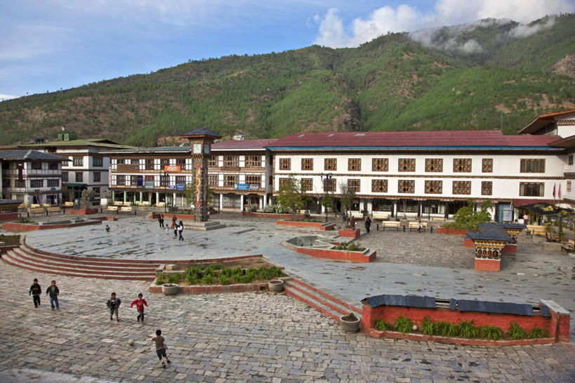 儿童,广场,横图,室外,白天,橄榄球,城市,不丹,首都,钟塔,摄影,佛教,廷布,男孩,彩图