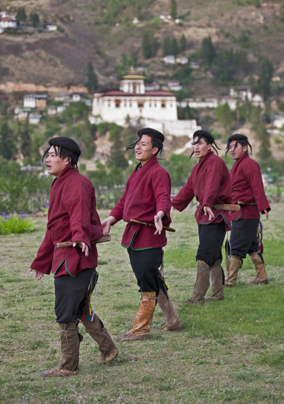 成年人,四个人,竖图,室外,白天,不丹,亚洲,表演,皮革,表演者,靴子,摄影,唱,东亚文化,喜马拉雅山脉,印度次大陆,巴罗,年轻男性,年轻人,舞者,彩图,舞蹈,传统文化