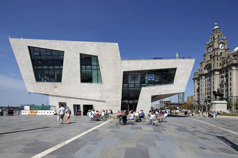 博物馆,码头,横图,室外,白天,度假,美景,城市风光,城市,港口,建筑,英国,欧洲,景观,历史,娱乐,英格兰,享受,休闲,景色,放松,摄影,西欧,大不列颠,英国文化,大不列颠及北爱尔兰联合王国,大不列颠及爱尔兰联合王国,首府,英吉利,利物浦,皇家利物大厦,利物浦市,墨西塞德郡,默西塞德,默西赛德郡,钟,彩图,摆渡口,埠头,渡口,渡头,港湾,海港,货运码头,咖啡馆,口岸,商港,大不列颠王国,大英帝国,联合王国,日不落帝国,披头士