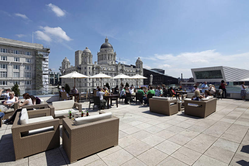 酒吧,横图,室外,白天,旅游,度假,美景,城市风光,城市,英国,欧洲,行人,游客,游人,景观,娱乐,英格兰,路人,旅客,座位,享受,休闲,景色,放松,摄影,拜访,英国文化,利物浦,过客,默西赛德郡,美惠三女神,彩图,咖啡馆,传统文化