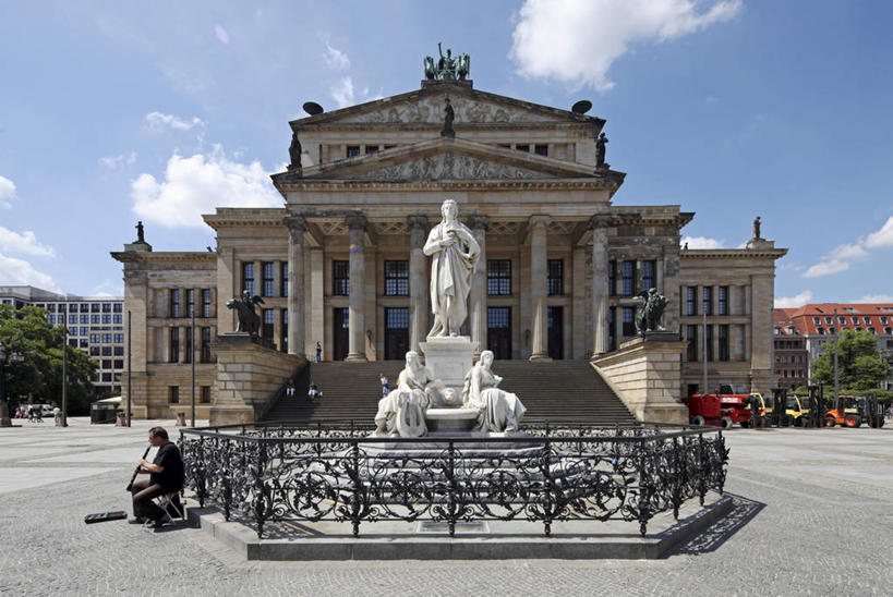 一个人,音乐家,音乐厅,广场,横图,室外,白天,度假,美景,城市风光,城市,建筑,剧院,雕塑,德国,雕像,景观,首都,音乐,娱乐,柏林,地标建筑,享受,休闲,景色,放松,摄影,德国文化,近卫骑兵露天市集,乐师,演奏家,音乐工作者,彩图,舞蹈