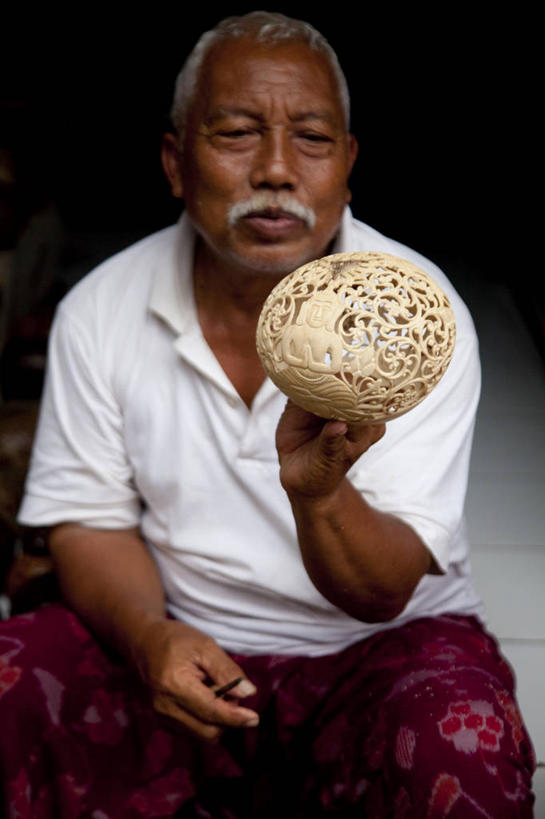 成年人,老年人,一个人,竖图,室外,白天,印度尼西亚,亚洲,仅一个男性,仅一个人,仅一个中年男性,工作,葫芦,纪念品,艺术家,摄影,东南亚,热带气候,大洋洲,东亚文化,小巽他群岛,工匠,老年男性,男人,男性,中年男性,彩图,巴厘