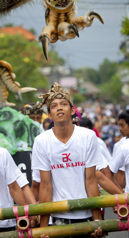 一个人,竖图,室外,白天,印度尼西亚,亚洲,摄影,东南亚,热带气候,大洋洲,游行,典礼,怪物,魔鬼,小巽他群岛,男性,彩图,传统文化,巴厘,传统节日